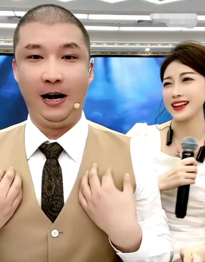 抖音张若欢欢直播事故,不慎在直播间走光,遭到网友截图 抖音张若欢欢直播事故,不慎在直播间走光,遭到网友截图