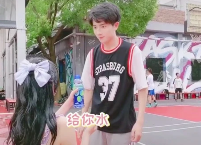 林晚晚被质疑有7个替身,首露真容让粉丝大失所望 林晚晚被质疑有7个替身,首露真容让粉丝大失所望