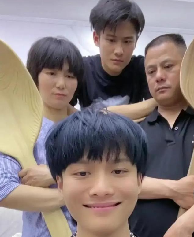 疯狂小杨哥成为首个突破1亿粉丝的抖音创作人