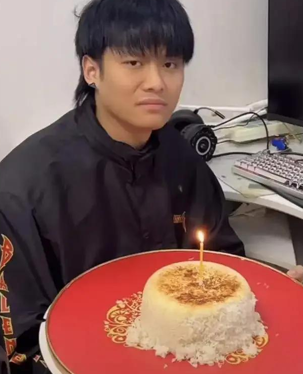 疯狂小杨哥成为首个突破1亿粉丝的抖音创作人