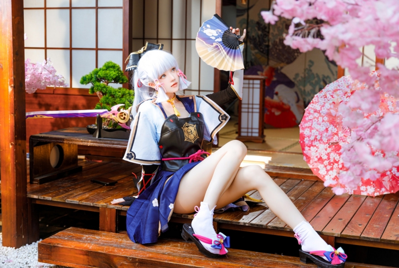 桜桃喵cos《原神》绫华,精准还原角色风采 桜桃喵cos《原神》绫华,精准还原角色风采