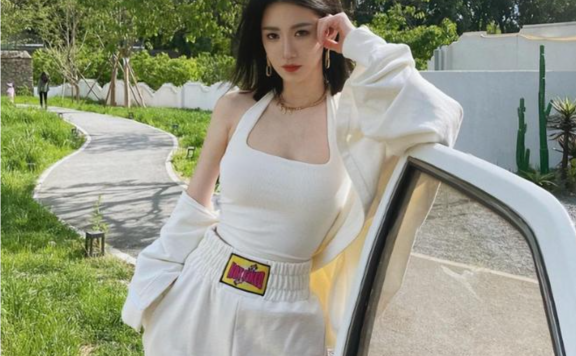 李易峰事件后,又爆和女网红湾湾也有关系,称和54先生见面前要吃美白丸