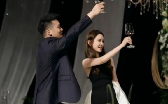 网红张大奕公开与富二代订婚,未婚夫不是阿里蒋凡
