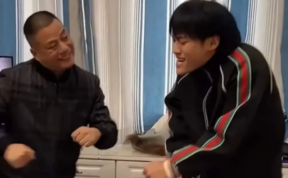 疯狂小杨哥成为首个突破1亿粉丝的抖音创作人