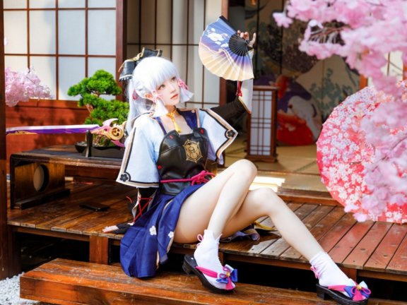 桜桃喵cos《原神》绫华，精准还原角色风采